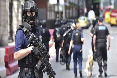 شرطة مكافحة الارهاب تتولى التحقيق في عملية الصدم بسيارة أمام البرلمان البريطاني