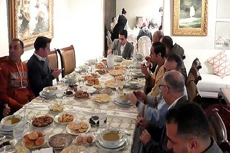 مغاربة الشيلي يلتئمون حول مائدة إفطار جماعي بمبادرة من سفارة المغرب بسانتياغو