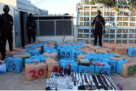 طنجة.. حجز حوالي 8 أطنان من مخدر الشيرا وتوقيف خمسة أشخاص يشتبه في ارتباطهم بشبكة إجرامية تنشط في مجال التهريب الدولي للمخدرات والمؤثرات العقلية