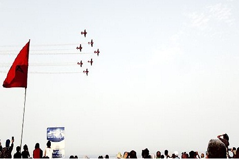 عيد العرش ..فرقة “المسيرة الخضراء” تؤدي استعراضا جويا باهرا على مشارف شواطئ مارتيل والمضيق والريفيين