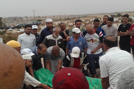 وري جثمان فنان العائلات “قشبال”في موكب جنائزي مهيب غاب عنه المسؤولون