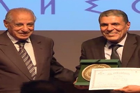 د.عزيز لمتاوي يتسلم جائزة المغرب للكتاب في صنف الترجمة