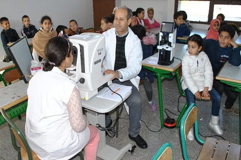 سطات: حملة طبية واسعة لتوزيع النظارات البصرية على التلاميذ  ابناء الأسر المعوزة بالإقليم