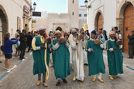 انطلاق فعاليات الدورة الأولى لمهرجان “جيل كناوة للشباب” بالصويرة