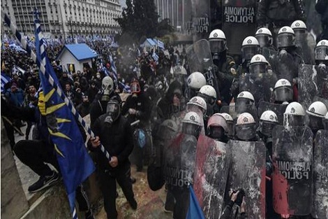 آثينا… إصابة 10 أفراد من الشرطة في احتجاجات ضد اتفاق تغيير اسم مقدونيا