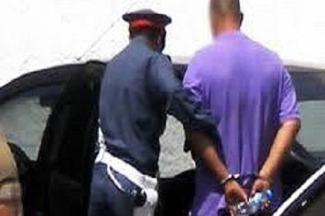 قاصر يقود فردين من أقاربه إلى السجن بسطات لهذا السبب