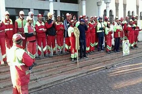 عمال النظافة يحتجون أمام بلدية سطات