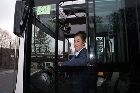 ألمانيا : حكيمة أوعميرى أو ” سيدة الحافلات ” التي فرضت نفسها في مهنة ظلت حكرا على الرجال