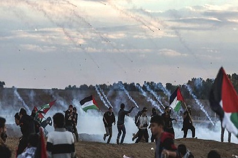 إصابة 40 فلسطينيا بالرصاص وبحالات اختناق جراء قمع الاحتلال لمسيرة بالضفة الغربية