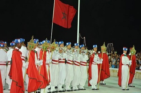 عيد العرش : الطواف بالمشاعل للحرس الملكي ينير كورنيش المضيق أمام أنظار آلاف المتابعين
