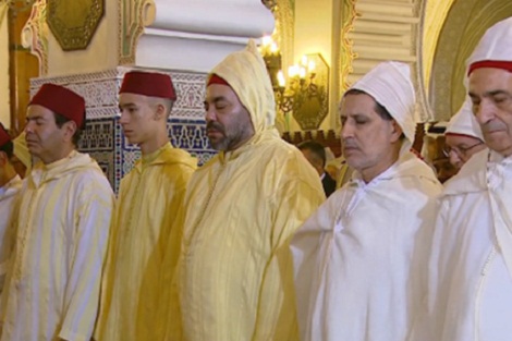 أمير المؤمنين يؤدي صلاة عيد الأضحى المبارك وينحر الأضحية بتطوان ويتقبل التهاني بالمناسبة السعيد