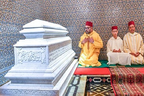 أمير المؤمنين يترأس حفلا دينيا إحياء للذكرى الواحدة والعشرين لوفاة جلالة المغفور له الملك الحسن الثاني