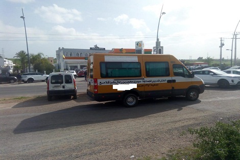 رئيس جمعية بأولاد بوزيري يستغل سيارة النقل المدرسي في نقل نساء لحضور لقاء التجمع الوطني للأحرار بسطات