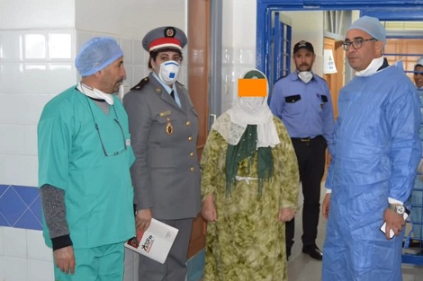 أول حالة  تماثلت للشفاء من الإصابة بفيروس كورونا بسطات تغادر المستشفى