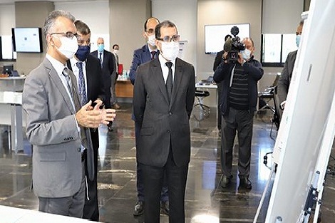 رئيس الحكومة يزور خلية تتبع تزويد السوق والتصنيع الخاص بمواجهة كورونا