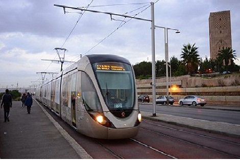 “كوفيد 19”.. شركة طرام الرباط-سلا تقوم بتركيب آلات توزيع المطهرات المعقمة داخل مقطوراتها