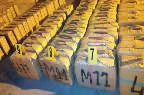 الناظور .. إجهاض محاولة لتهريب المخدرات وحجز 5 أطنان و450 كلغ من مخدر الشيرا على متن سيارة نفعية مسجلة بالمغرب