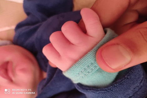 يانيس يضيء بيت  السيد يونس العامري وحرمه