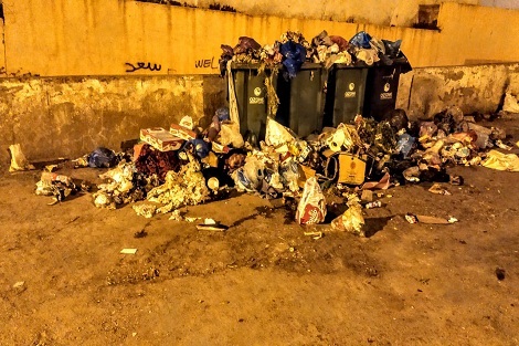 نفايات متراكمة بسبب حاويات صغيرة ومهترئة بسطات
