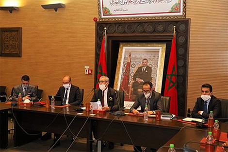 اقتناء 275 ألف كمامة واقية وإجراء أزيد من 4000 تدخل لتعقيم فضاءات ومرافق بنايات المحاكم (وزير العدل)