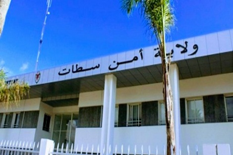 رئيس الدائرة الأمنية الثانية بمدينة سطات رفقة عناصره يسهرون على تطبيق الحجر الصحي بحزم وصرامة