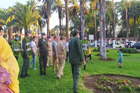 السلطات المحلية والأمنية بسطات تجوب شوارع وإحياء المدينة تنفيذا لتعليمات عامل الاقليم