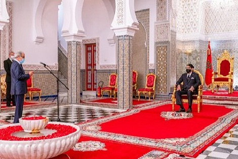 جلالة الملك يستقبل والي بنك المغرب