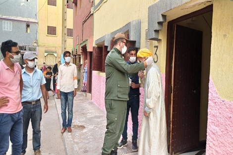 قائد المقاطعة السادسة بسطات يوزع الكمامات الواقية مجانا على المواطنين