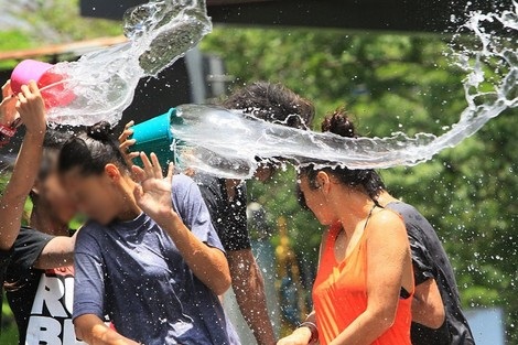 التراشق بالمياه يتحول إلى سلوكيات عدوانية وانتقامية  في “زمزم”