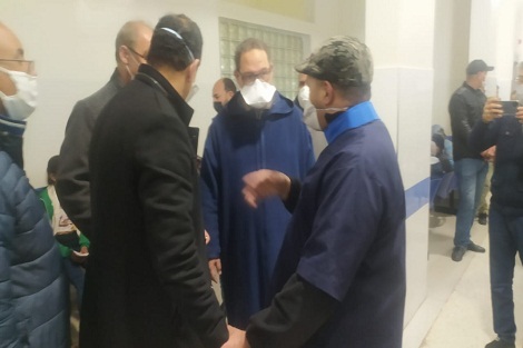 عامل إقليم سطات يتفقد الحالة الصحية لضحايا حادثة سير جلهم تلاميذ