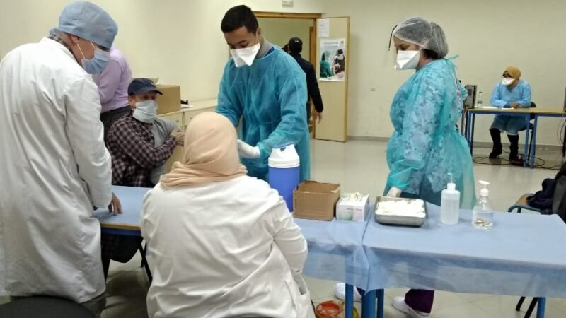 في أجواء إيجابية أطر مديرية عين الشق يتلقون الجرعة الأولى من اللقاح ضد فيروس كوفيد-19