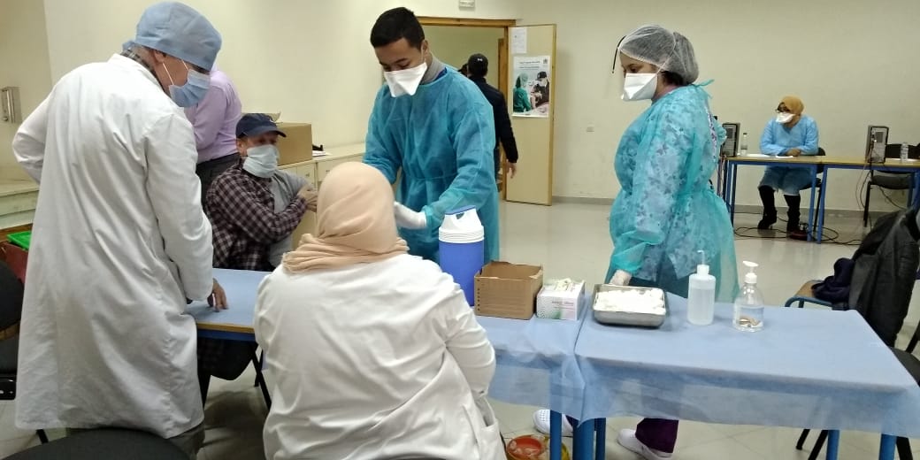 في أجواء إيجابية أطر مديرية عين الشق يتلقون الجرعة الأولى من اللقاح ضد فيروس كوفيد-19