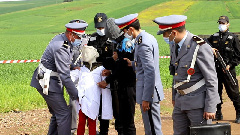 إعادة تمثيل جريمة قتل مريم تلميذة الكارة وسط حضور أمني مكثف وتجمع جماهيري