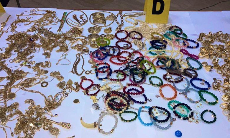 طنجة .. توقيف شخصين للاشتباه في تورطهما في اقتراف عملية سرقة من داخل محل لبيع الحلي والمجوهرات