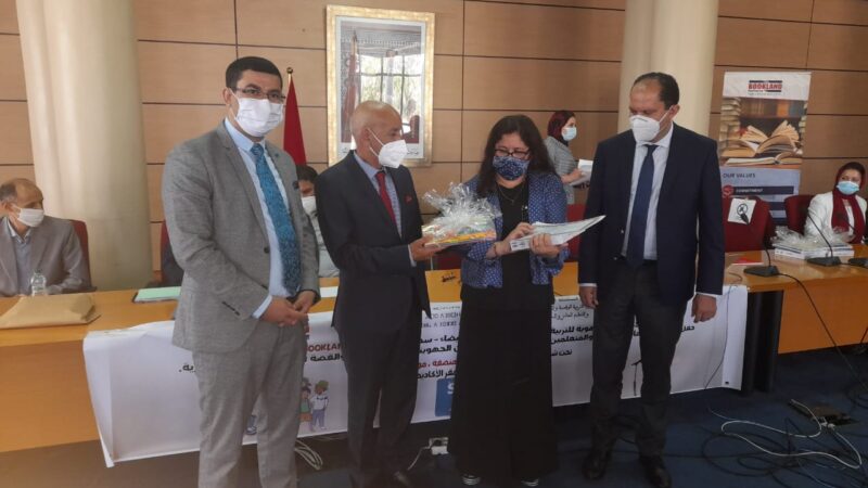 تتويج الفائزين في المسابقتين الجهويتين لفن الخطابة، والقصة القصيرة باللغة الإنجليزية