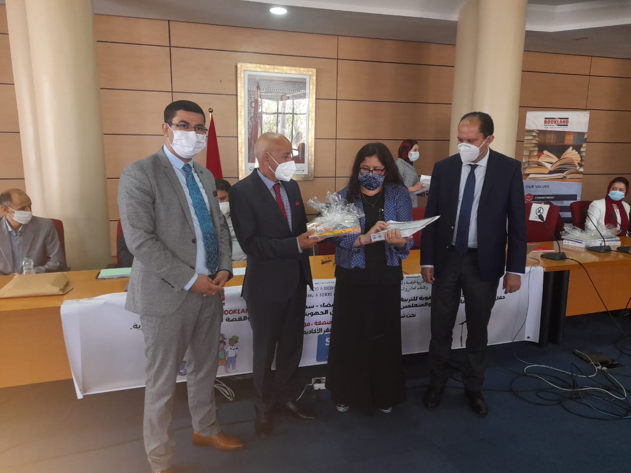 تتويج الفائزين في المسابقتين الجهويتين لفن الخطابة، والقصة القصيرة باللغة الإنجليزية