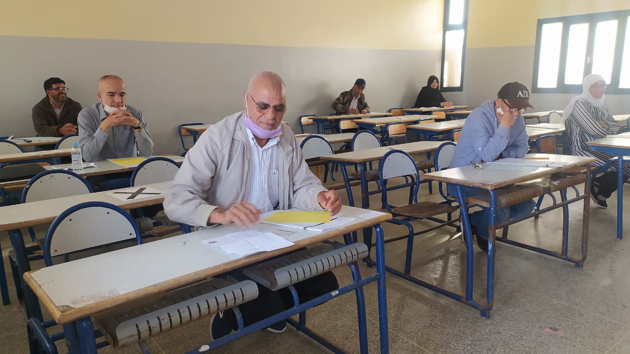 عمره 62 سنة..أكبر مترشح يجتاز امتحانات البكالوريا بالثانوية التأهيلية القدس بسطات