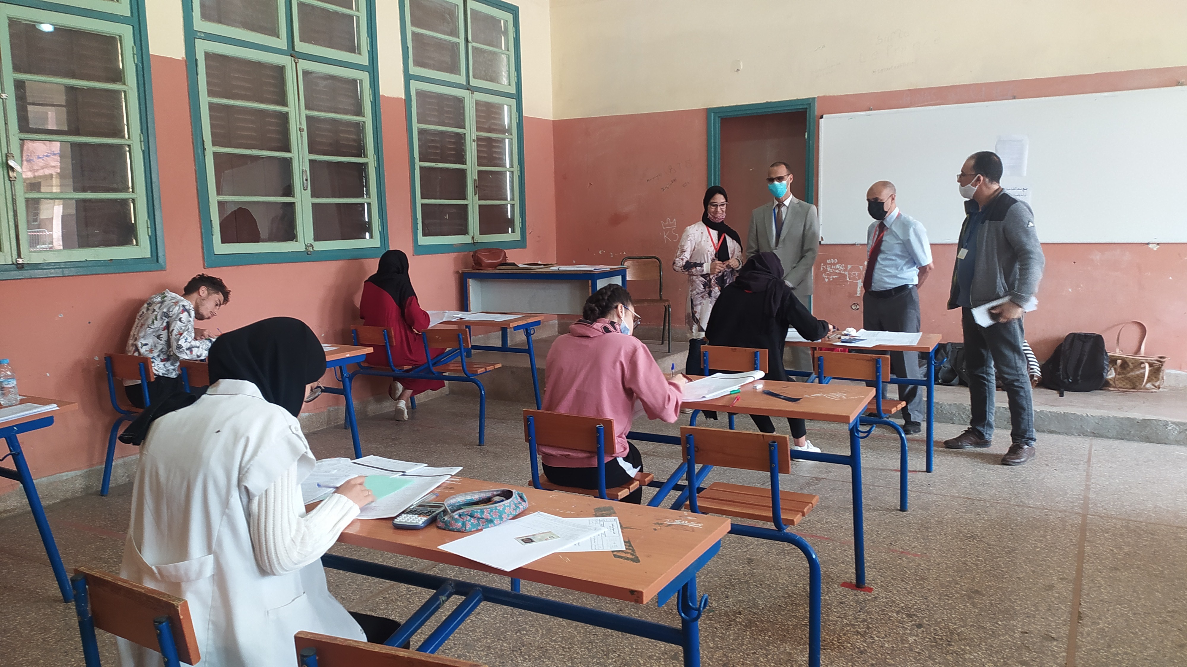 امتحانات البكالوريا بالثانوية التأهيلية ابن عباد بسطات مرت في أجواء جيدة وايجابية اتسمت بالانخراط الجدي والمسؤول للمشرفين على مركز الامتحان