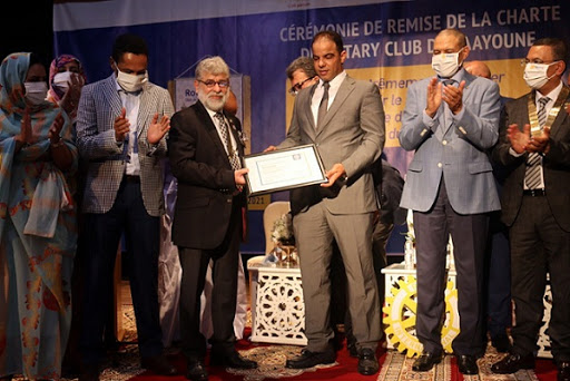 تنظيم حفل لتسليم ميثاق نادي روتاري العيون