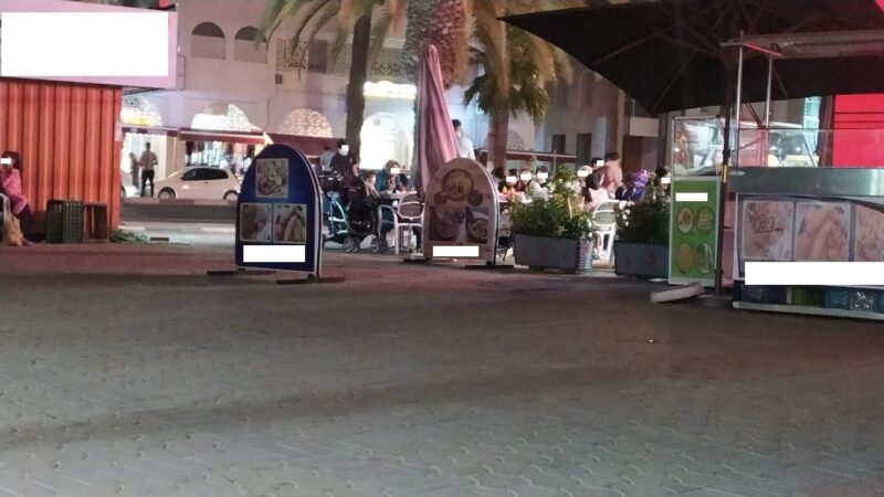 مقاهي ومطاعم  بمدينة سطات تحتل الأرصفة ولا تحترم التدابير الاحترازية في زمن كورونا