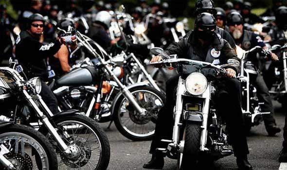 حقيقة الاعتداء الذي تعرض اليه دراجين مغاربة و إسبان وألمان عند مدخل مدينة برشيد