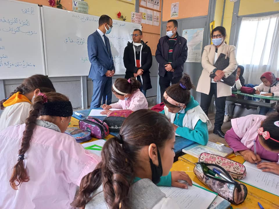 المدير الإقليمي لوزارة التربية الوطنية والتعليم الأولي والرياضة بسطات يتتبع سير الدراسة بمجموعة مدارس الحوازة