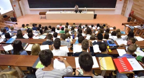 الجنس مقابل النقط” إيداع أستاذ جامعي  بالسجن الفلاحي عين علي  مومن بأمر من الوكيل العام  للملك وإحالة أربعة آخرين على المحكمة الابتدائية بسطات