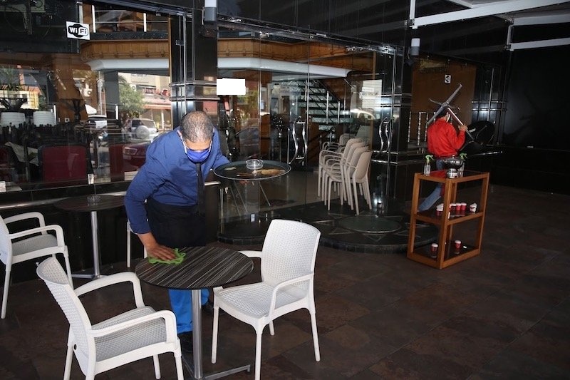 مستخدمو المقاهي والمطاعم بسطات يعانون في صمت في ظل غياب الجهات المختصة