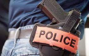 قلعة السراغنة .. مقدم شرطة يضطر لاستخدام سلاحه الوظيفي لتحييد الخطر الصادر عن شخص عرض أمن الأشخاص وسلامة موظفي الشرطة لتهديد جدي