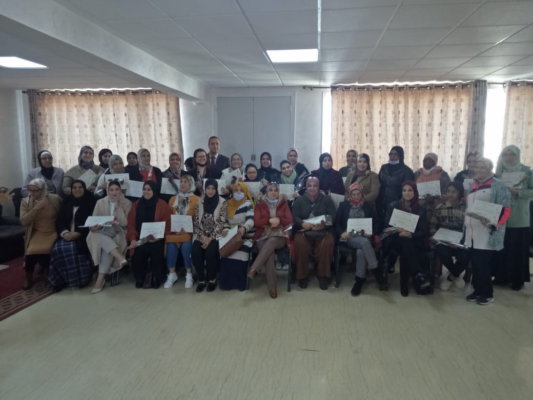 المدير الإقليمي لوزارة التربية الوطنية والتعليم الأولي والرياضة بمديونة يترأس حفلا تكريميا للأطر الإدارية والتربوية  النسوة