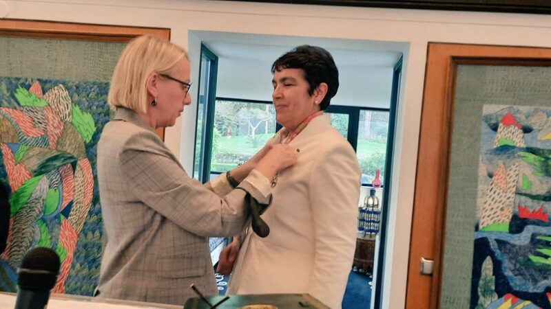 زينب العدوي تتسلم وسام فارس جوقة الشرف الفرنسي برتبة فارس