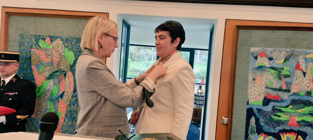 زينب العدوي تتسلم وسام فارس جوقة الشرف الفرنسي برتبة فارس