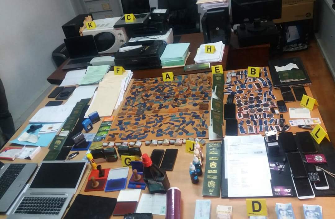 وجدة.. توقيف ثمانية أشخاص يشتبه ارتباطهم بشبكة إجرامية تنشط في إعداد ملفات مفبركة للحصول على تأشيرات دول أجنبية