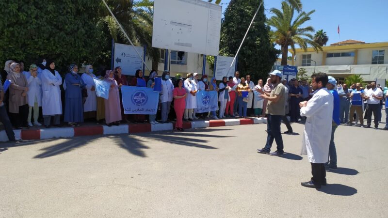 الأطر الصحية بسطات وتقنيي الإسعاف والنقل الصحي يحتجون من أجل أمنهم وسلامتهم وكرامتهم وحرمة المرفق  الصحي العمومي